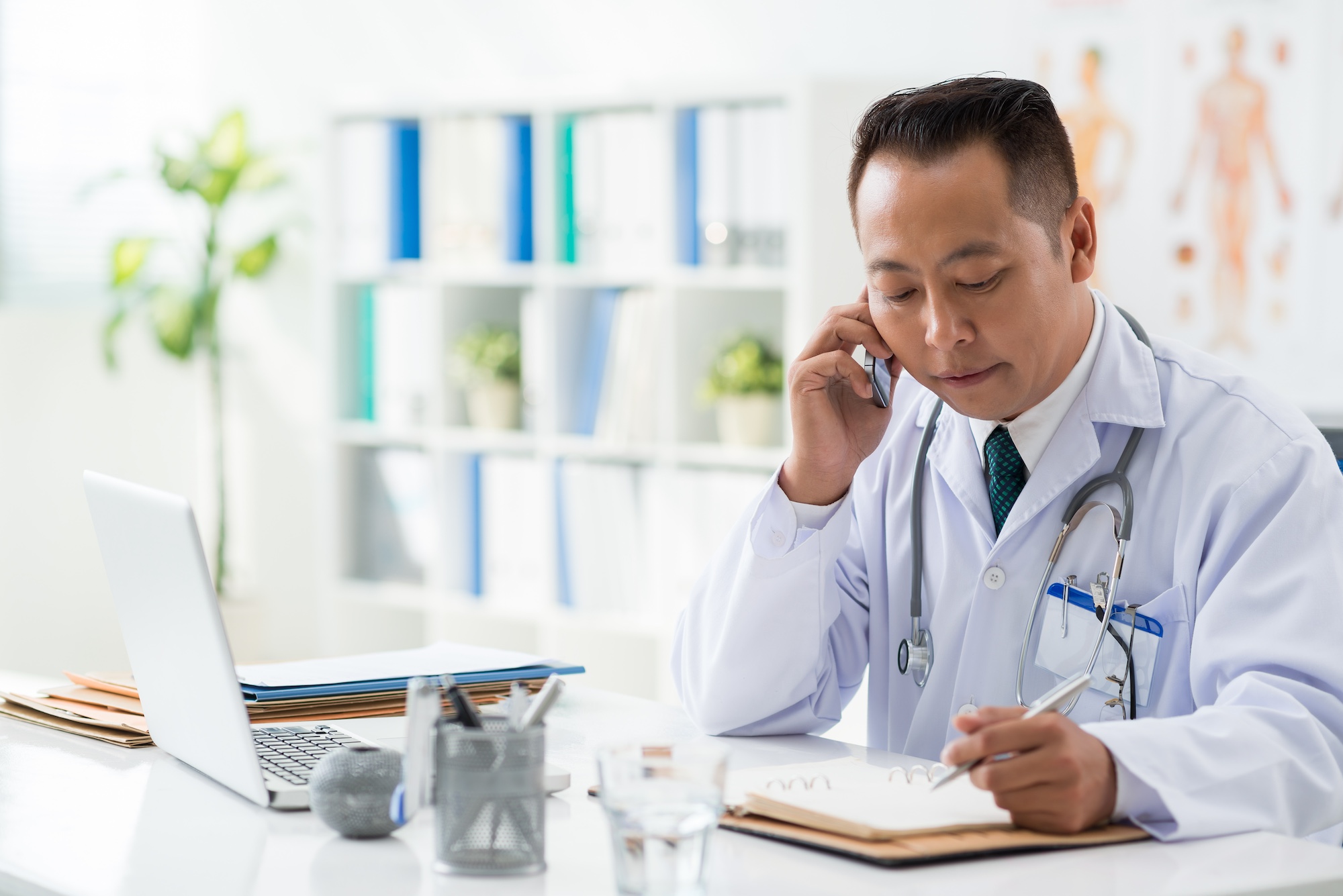 和缓健康专属顾问整理会员健康安排 A Hehuan dedicated advisor planning a member's care